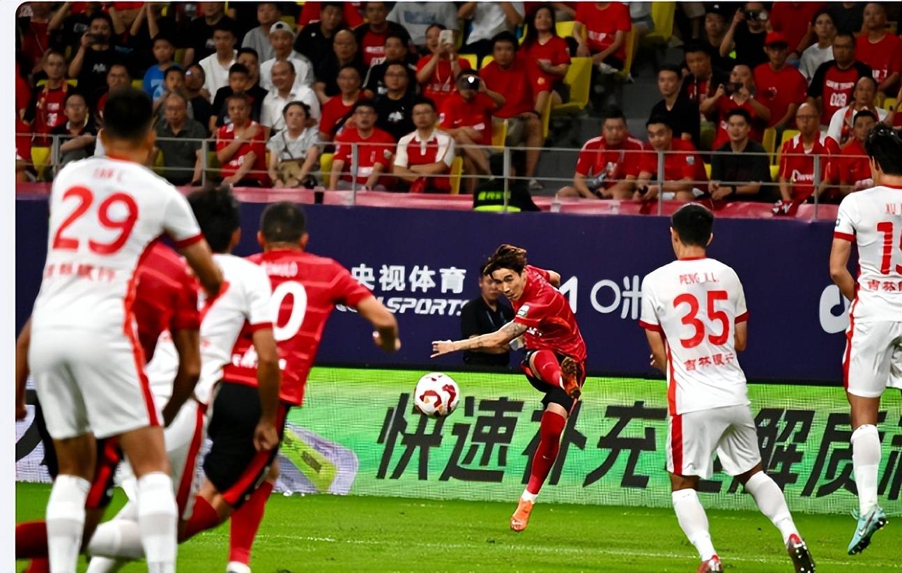 从刺头到中国传奇球星!韦世豪18球+49球双杀纪录:中国足球,就该这样疯!